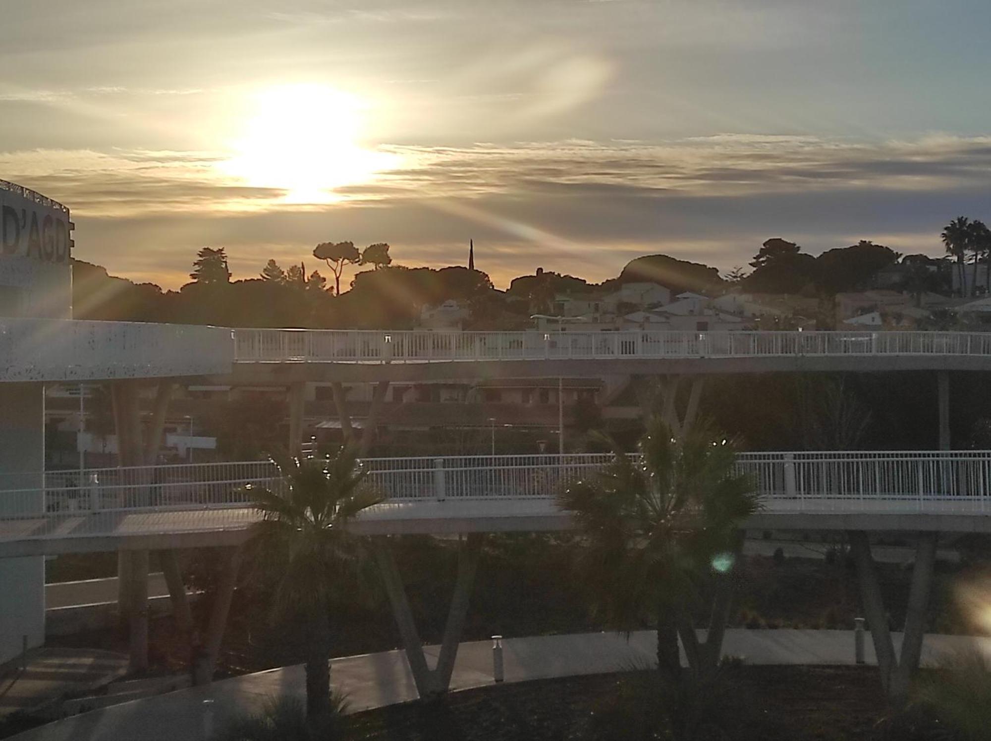 Centre Port,Studio Cosy,Vue Piscine Et Sur Le Parking Prive Ainsi Que Le Mont Saint Martin Agde Dış mekan fotoğraf