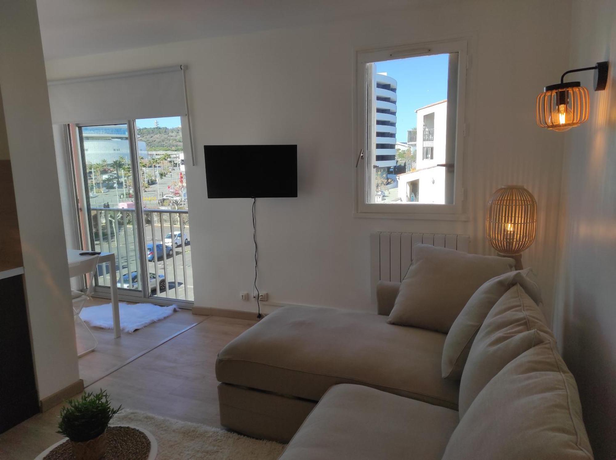 Centre Port,Studio Cosy,Vue Piscine Et Sur Le Parking Prive Ainsi Que Le Mont Saint Martin Agde Dış mekan fotoğraf